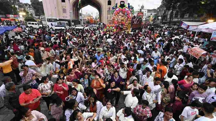 పాతబస్తీలో వైభవంగా వినాయక నిమజ్జనం శోభాయాత్ర