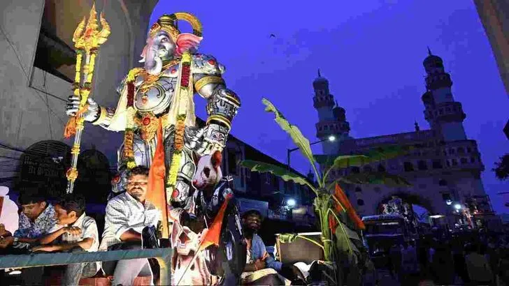 పాతబస్తీలో వైభవంగా వినాయక నిమజ్జనం శోభాయాత్ర