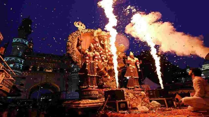 పాతబస్తీలో వైభవంగా వినాయక నిమజ్జనం శోభాయాత్ర