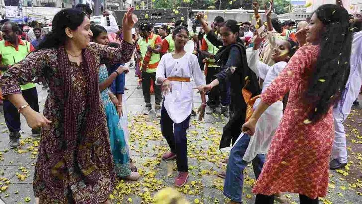 పాతబస్తీలో వైభవంగా వినాయక నిమజ్జనం శోభాయాత్ర