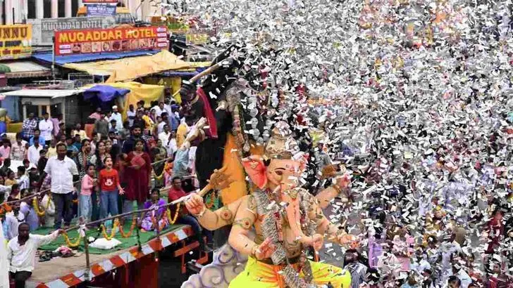 పాతబస్తీలో వైభవంగా వినాయక నిమజ్జనం శోభాయాత్ర