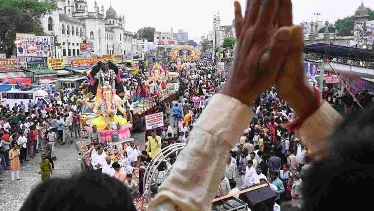 పాతబస్తీలో వైభవంగా వినాయక నిమజ్జనం శోభాయాత్ర