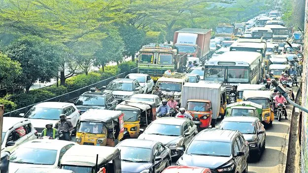 నగరం... సమస్యలతో సతమతం