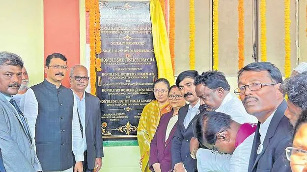 రాజ్యాంగ హక్కులు అందరికీ అందాలి