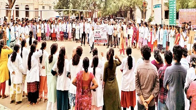 జూడాల వినూత్న నిరసన 