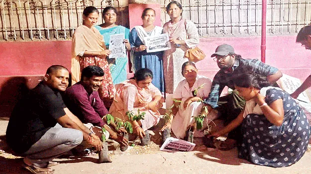 మొక్కలు నాటుతూ నిరసన