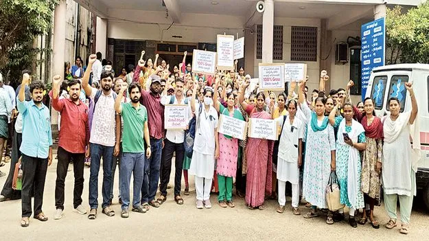 చెవిలో పువ్వుతో నిరసన 
