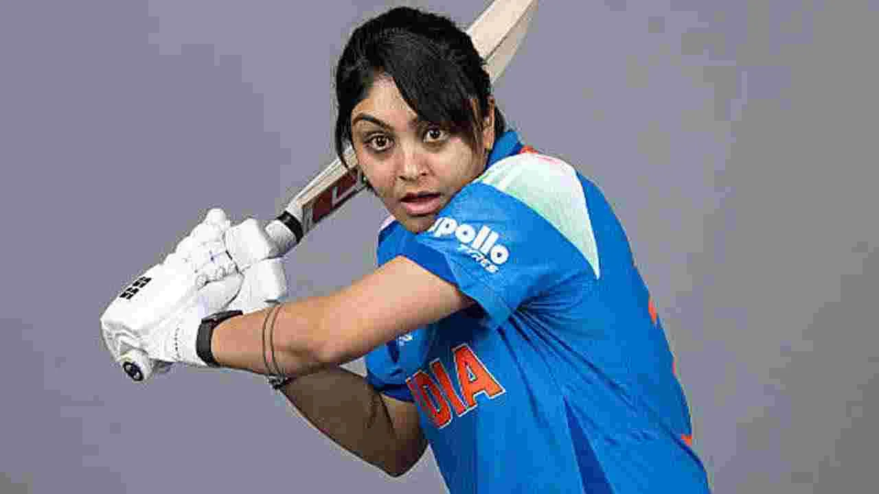 భారత క్రికెట్ మహిళ ప్లేయర్ సంచలన నిర్ణయం