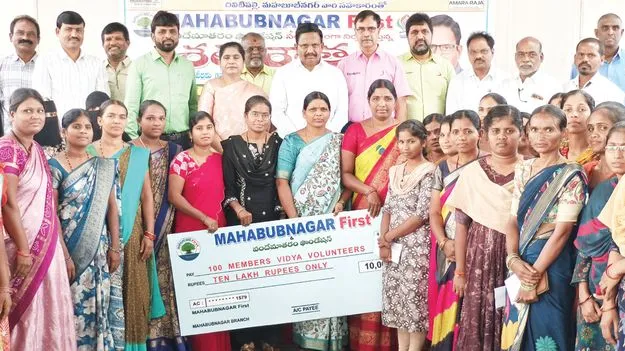 పేదరికం కారణంగా విద్యకు దూరం కావొద్దు