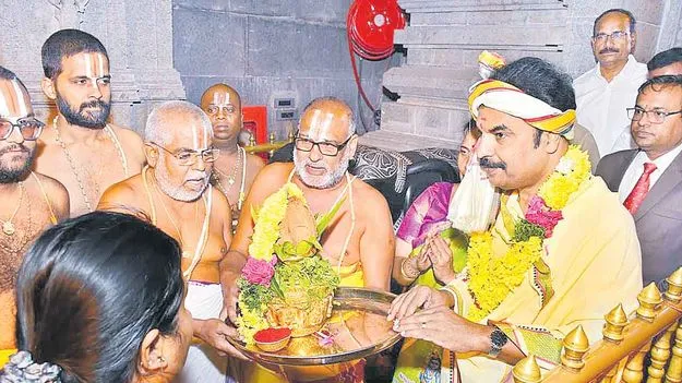 యాదగిరి నృసింహుడి సన్నిధిలో భక్తజన సందడి