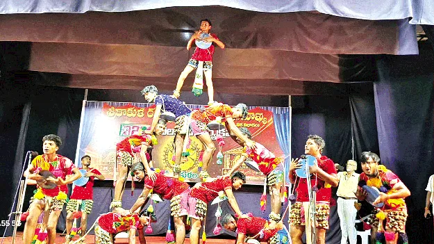 ఆకట్టుకున్న కళా ప్రదర్శనలు