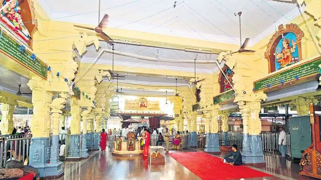 కనకమహాలక్ష్మి ఆలయంలో  ఎవరికి వారే యమునా తీరే!!
