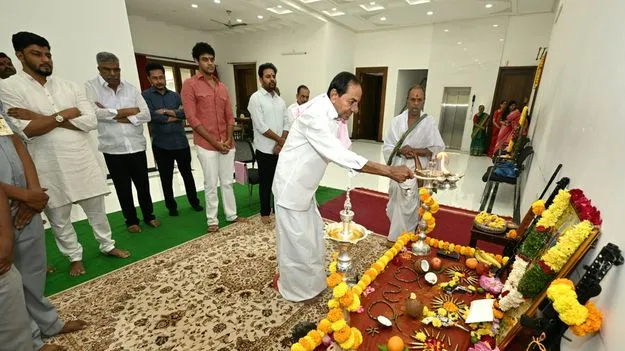 ఎర్రవెల్లిలో మాజీ సీఎం కేసీఆర్ నివాసంలో ఘనంగా దసరా వేడుకలు