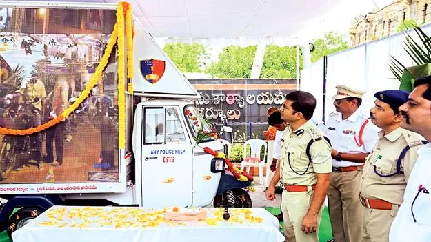 ట్రాఫిక్‌ నిబంధనలు తప్పనిసరి 