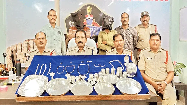 బంగారు, వెండి ఆభరణాలు స్వాధీనం