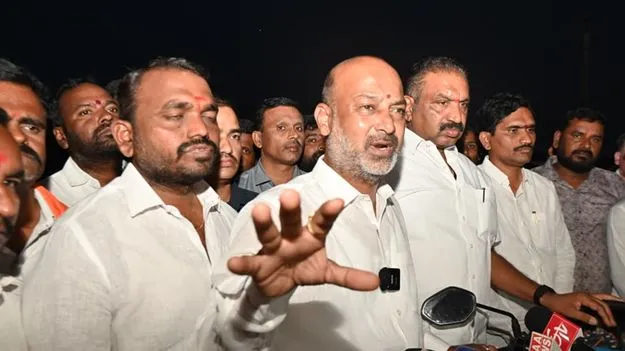బీఆర్‌ఎస్‌ దోచుకున్న భూములన్నీ  	పేదలకు పంచుతాం: బండి సంజయ్‌