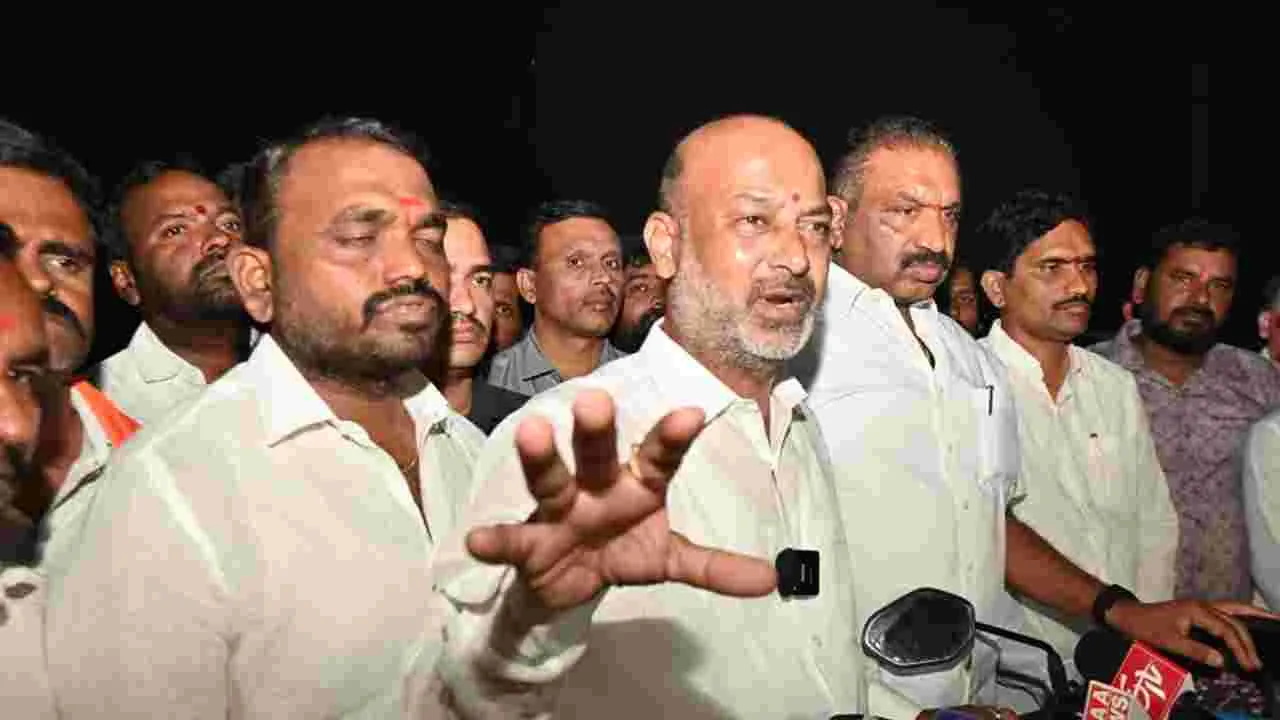 బీఆర్‌ఎస్‌ దోచుకున్న భూములన్నీ పేదలకు పంచుతాం: బండి సంజయ్‌