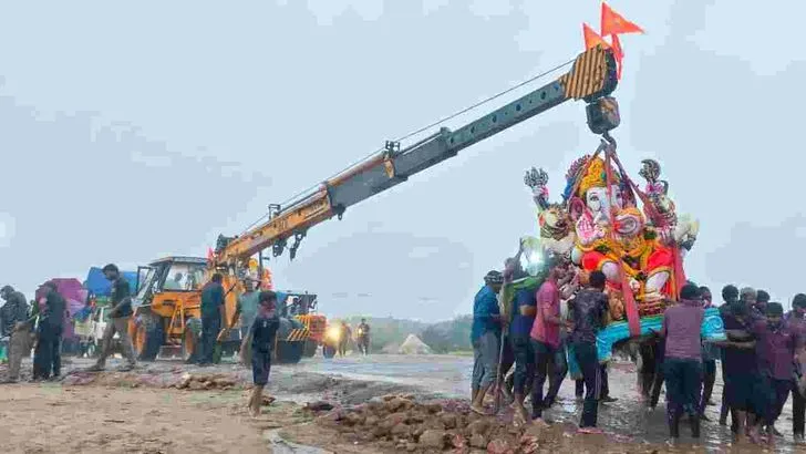 సందడిగా తెలుగు రాష్ట్రాల్లో గణేశ్ నిమజ్జనం..