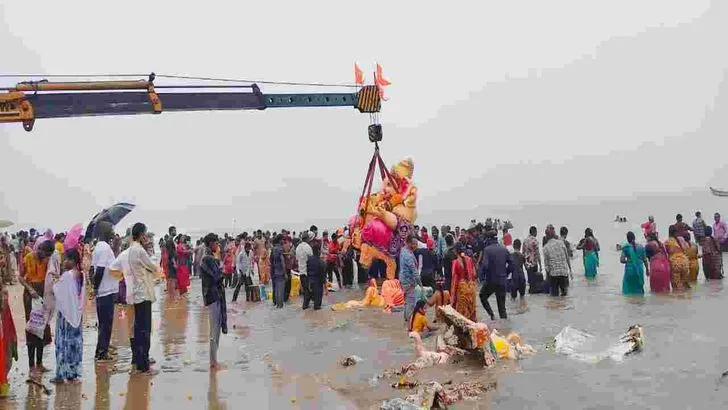 సందడిగా తెలుగు రాష్ట్రాల్లో గణేశ్ నిమజ్జనం..
