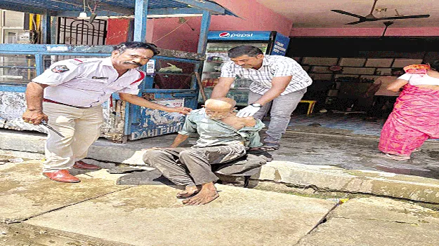 స్పృహ తప్పిన వృద్ధుడికి ఏఎస్‌ఐ సేవలు