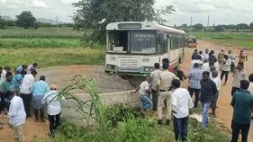 బావిలోకి దూసుకెళ్లిన ఆర్టీసీ బస్సు