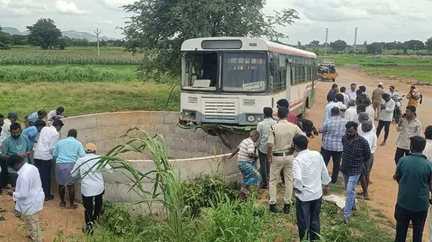 బావిలోకి దూసుకెళ్లిన ఆర్టీసీ బస్సు