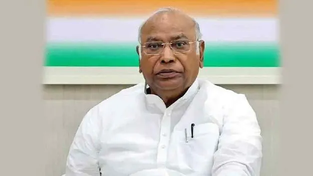 ఇండియా కూటమి ఎంపీలకు ఖర్గే విందు.. తదుపరి కార్యాచరణపై చర్చ