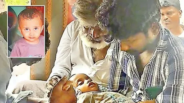 బస్సు చక్రాల కింద పడి మృతిచెందిన మూడేళ్ల చిన్నారి