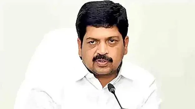 బందరు ఫిషింగ్ హార్బర్ పనులు పూర్తి చేయకుంటే కాంట్రాక్ట్ రద్దు చేస్తా: కొల్లు రవీంద్ర