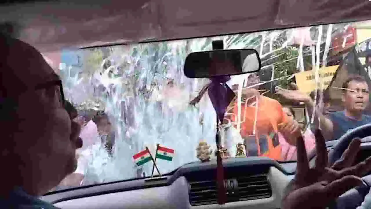 తృణమూల్ నేత కుణాల్ ఘోష్ కారుపై కోడిగుడ్లతో దాడి