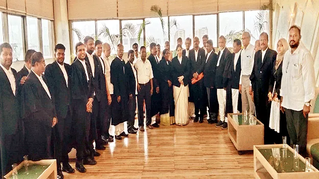  హైకోర్టు చీఫ్‌ జస్టిస్‌ను కలిసిన న్యాయవాదులు 