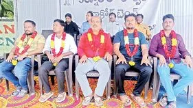 పండుగ రోజూ కొనసాగిన దీక్షలు 