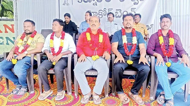 పండుగ రోజూ కొనసాగిన దీక్షలు 