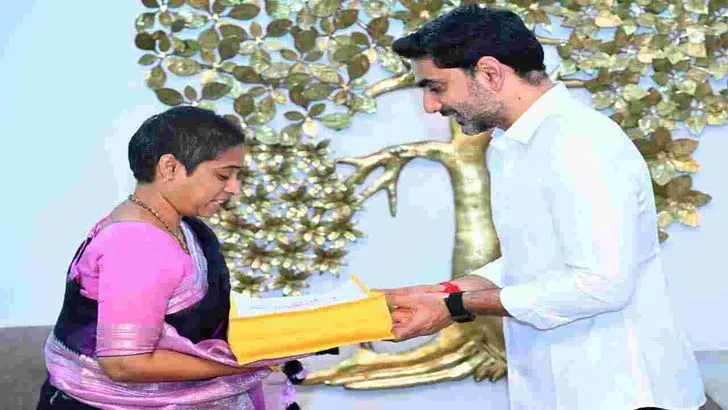 లోకేశ్‌కు రాఖీ కట్టి శుభాకాంక్షలు తెలిపిన మంత్రి సవిత, ఎమ్మెల్యే గళ్లా మాధవి