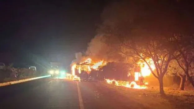 బాకరాపేట ఘాట్‌రోడ్డులో లారీ దగ్ధం.. త్రుటిలో తప్పించుకున్న డ్రైవర్