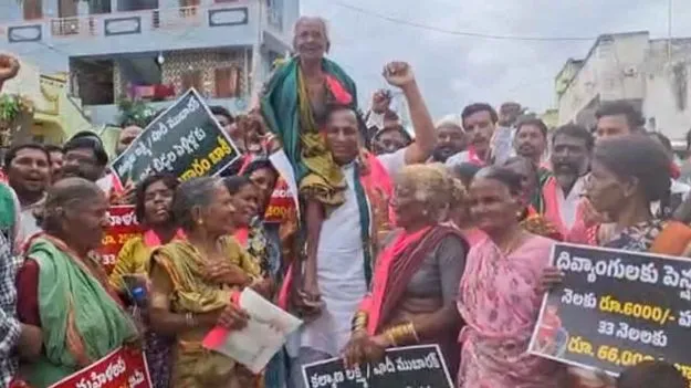 వృద్ధురాలిని ఎత్తుకున్న మాజీ  మంత్రి మల్లారెడ్డి