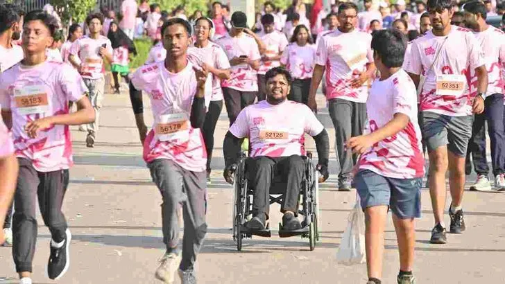 హైదరాబాద్‌లో పింక్ పవర్ రన్ 3.0 భారీగా పాల్గొన్న నగరవాసులు 