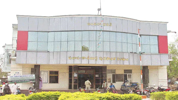 పలాస మునిసిపాలిటీలో అక్రమాలపై కొరడా
