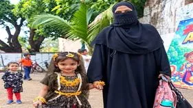 గోపిక వేషంలో ముస్లిం బాలిక