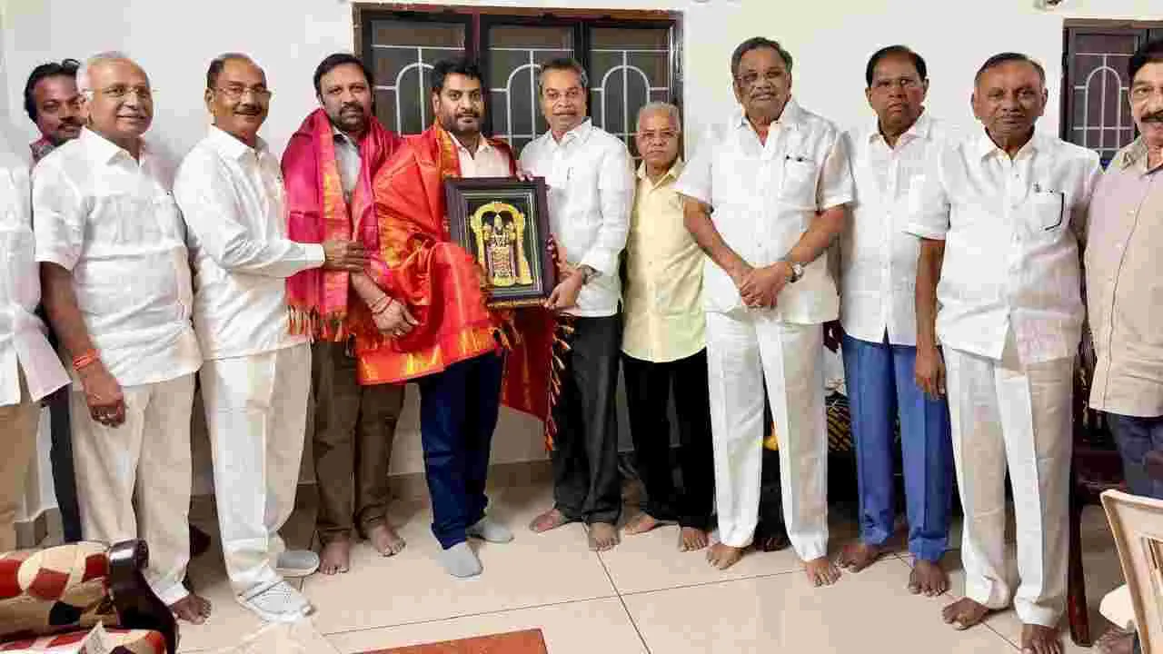 ప్రపంచంలో ఎక్కడ ఉన్నా మన మూలాలు తెలుగునేలలోనే: గ్లోబల్ ఎన్ఆర్ఐ టీడీపీ ప్రధాన కార్యదర్శి ప్రపంచంలో ఎక్కడ ఉన్నా మన మూలాలు తెలుగునేలలోనే: గ్లోబల్ ఎన్ఆర్ఐ టీడీపీ ప్రధాన కార్యదర్శి