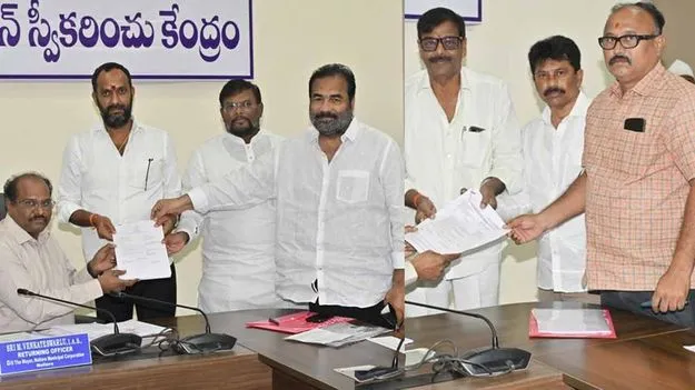 నెల్లూరులో నామినేషన్ల సందడి.. కూటమి పార్టీల మధ్య సీట్ల సర్దుబాటుపై సందిగ్ధత