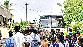 బస్సులు నిలపాలని విద్యార్థుల ఆందోళన