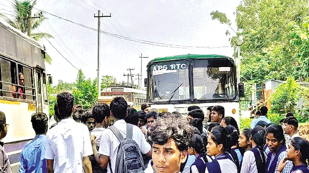 బస్సులు నిలపాలని విద్యార్థుల ఆందోళన