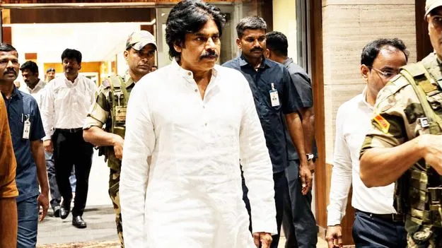 ఆయుర్వేద చికిత్స కోసం కేరళం వెళ్లిన పవన్ కల్యాణ్