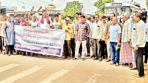  సర్వీసు రోడ్డు వేయాలి