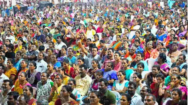 విశాఖపట్నంలో ఇళ్ల పట్టాలు పంపిణీ చేసిన సీఎం చంద్రబాబు