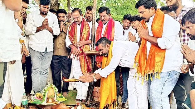 ఆలయ పునర్నిర్మాణానికి భూమిపూజ