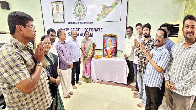 ‘ఆదర్శనీయుడు ప్రకాశం పంతులు’