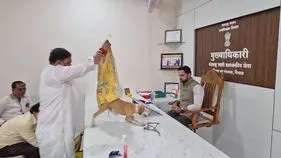 దెబ్బకు హడలిపోయిన అధికారి..! ఇలాకూడా నిరసన వ్యక్తం చేస్తారా! 