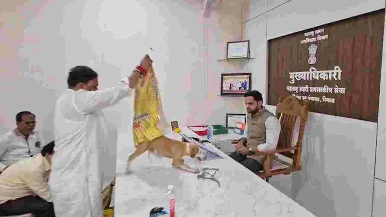 ఇలాకూడా నిరసన వ్యక్తం చేస్తారా! దెబ్బకు హడలిపోయిన అధికారి..!